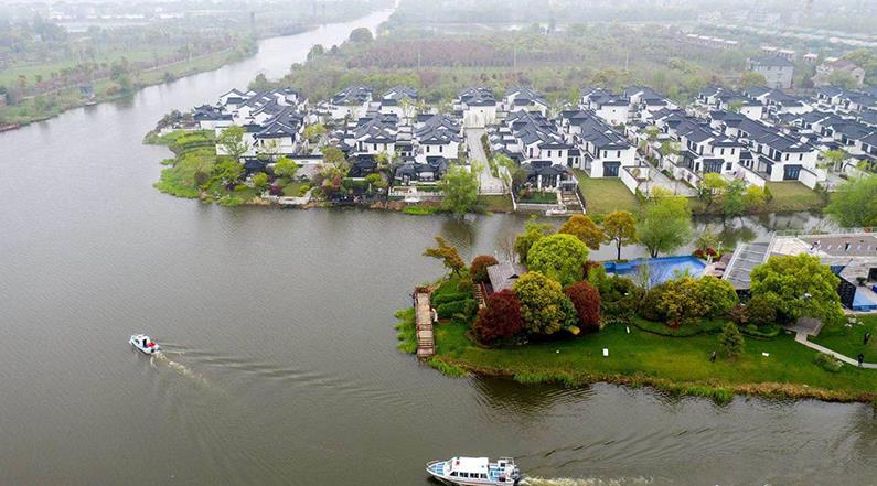 水韻湖城太清沿岸長(zhǎng)興縣楊家浦國(guó)控?cái)嘌桓?></a>
		<figcaption>
<h4>水韻湖城太清沿岸長(zhǎng)興縣楊家浦國(guó)控?cái)嘌桓?/h4>
<em>河道生修復(fù)工程</em>
<p>本工程位于洪橋鎮(zhèn)，本次生態(tài)修復(fù)范圍為北橫港及其叉港，東段為楊家浦閘至圖影扶欄橋段，西段為楊家浦港至陽(yáng)墩漾，主河道總長(zhǎng)7.36km，叉港總長(zhǎng)8.15km。所需松木樁規(guī)格為3米小頭11-12CM型號(hào)，所用數(shù)量為:10萬(wàn)根左右。松木樁在生態(tài)修復(fù)中可以發(fā)揮重要作用。它可以幫助改善水土流失，保護(hù)水體，減少污染物向水體的遷移，促進(jìn)水體環(huán)境的恢復(fù)。</p>
</figcaption>
		</figure>
			    <figure class=